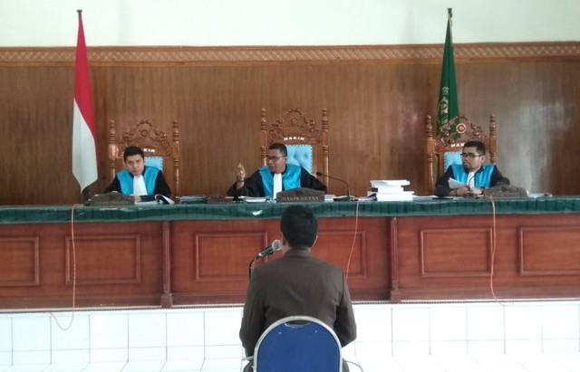 Zainal Abidin saksi ahli penggugat memberikan keterangan dalam sidang lanjutan gugatan Walhi atas Gubernur Aceh di PTUN Banda Aceh, Selasa (2/7). Foto: Dok. Walhi Aceh