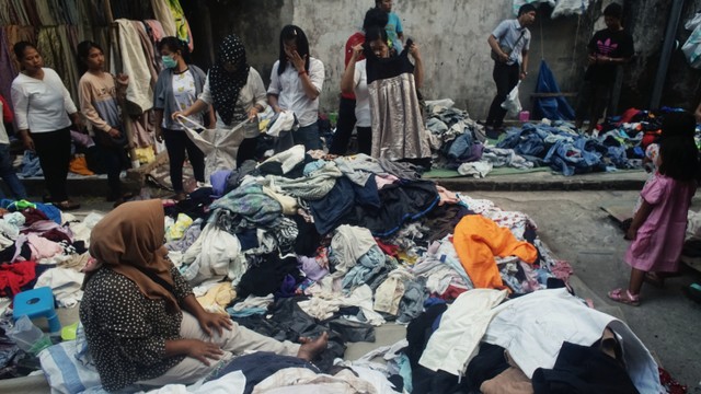 Suasana sore di kawasan Jalan Tengkuruk yang dipenuhi para pedagang pakaian bekas, Selasa (2/7) Foto: abp/Urban Id