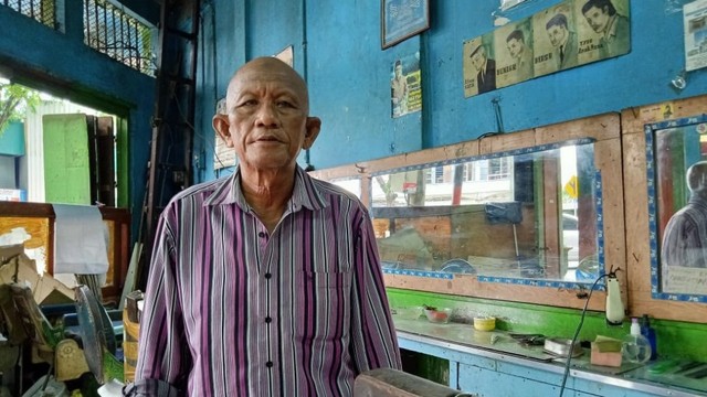 Rusdi, pengelola Pangkas Rambut Nasional di Jalan Hasanuddin HM, Kota Banjarmasin. Foto: Donny Muslim/banjarhits.id