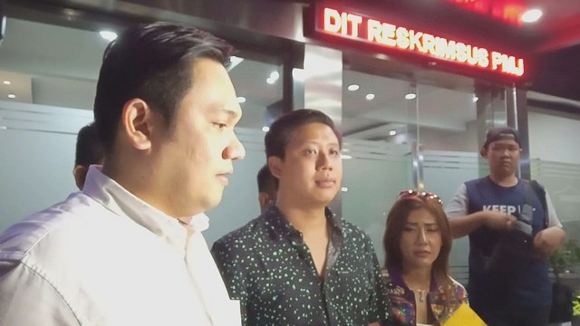 Rey Utami dan Pablo Benua ditemani Farhat Abbas di Direskrimsus Polda Metro Jaya. Foto: Giovanni/kumparan