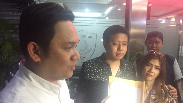 Rey Utami dan Pablo Benua ditemani Farhat Abbas di Direskrimsus Polda Metro Jaya