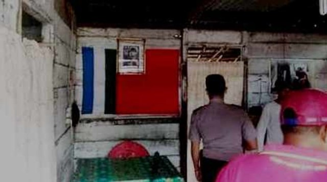 Bendera Republik Maluku Selatan (RMS) dibentangkan pada dinding salah satu rumah milik warga, di Desa Hulaliu, Pulau Haruku, Maluku Tengah. (Foto: Istimewa)