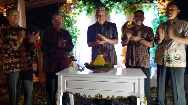 Pater Heinrich Bollen, SVD (tengah gambar) saat acara pemotongan tumpeng ulang tahun ke - 90 pada Selaasa (2/7) malam. Foto oleh : Mario WP Sina,florespedia/kumparan.com