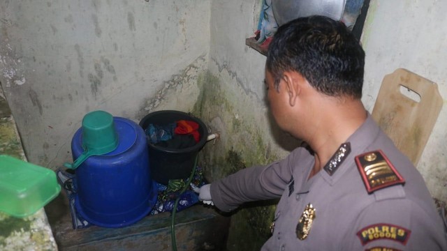 Anggota kepolisian menunjukkan tempat ditemukannya Fira siswi SD yang ditemukan tewas di rumah kontrakan tukang bubur. Foto: Dok. Istimewa