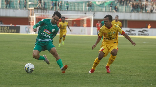 Rangga Muslim (kostum hijau) di laga PSS Sleman vs Bhayangkara FC. Foto: ANTARA FOTO/Hendra Nurdiyansyah/hp.