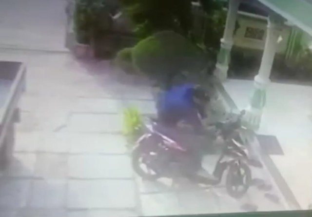 Rekaman CCTV saat pelaku hendak mencuri motor di Klinik Yunita Jalan Pembangunan Rumah, Way Dadi, Sukarame, Kota Bandar Lampung pada pukul 07.25 WIB pagi tadi, Rabu (3/5) | Foto: Marcos