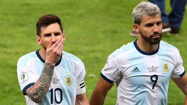 Lionel Messi (kiri) dan Sergio Aguero usai pertandingan semifinal Copa America 2019 di Estadio Belo Horizonte, Brasil. Foto: REUTERS / Pilar Olivares