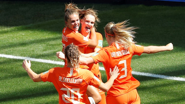 Pemain-pemain Timnas Belanda merayakan gol Vivianne Miedema ke gawang Italia. Foto: Reuters/Bernadett Szabo