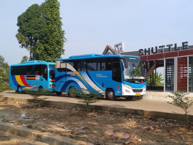Shuttle Bus Unila saat sedang berhenti di halte pemberangkatan, Rabu (3/7) | Foto : Rafika Restiningtias 