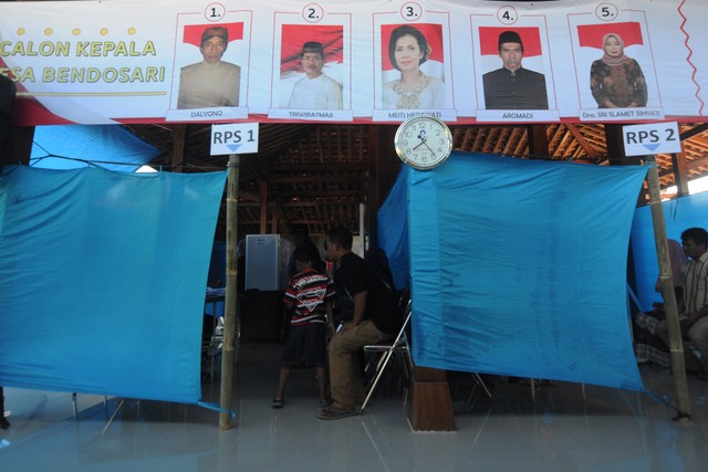 Sejumlah warga pemilih antre pada Pemilihan Kepala Desa (Pilkades) berbasis elektronik atau e-voting di Kantor Desa Bendosari, Sawit, Boyolali, Jawa Tengah. Foto: ANTARA FOTO/Aloysius Jarot Nugroho