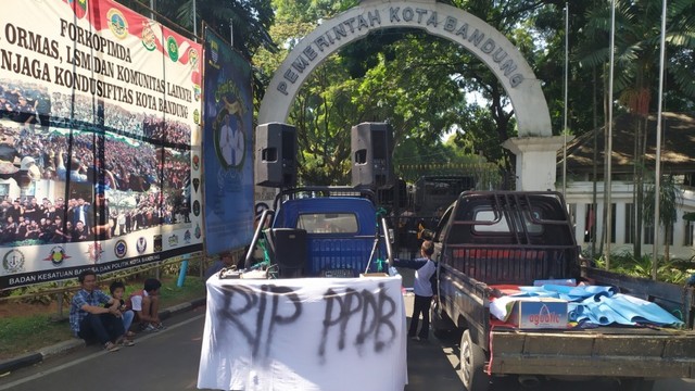 Suasana di depan Balai Kota Bandung, Rabu (3/7). Foto: Rachmadi Rasyad/kumparan