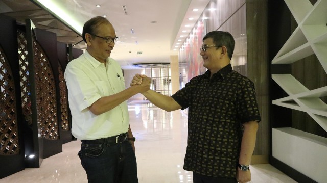 Rahim Soekasah (kiri) dan Doli Siregar (kanan), Calon Ketua dan Wakil Ketua Umum PSSI. Foto: Ferry Adi/kumparan