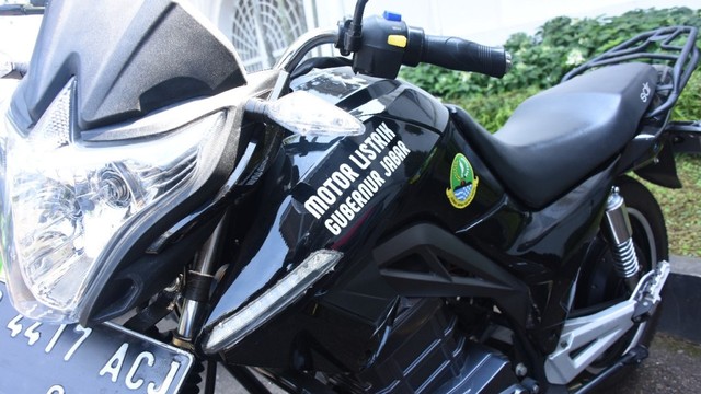 Ridwan Kamil Gunakan Motor Listrik Karya Anak Bangsa untuk Berdinas