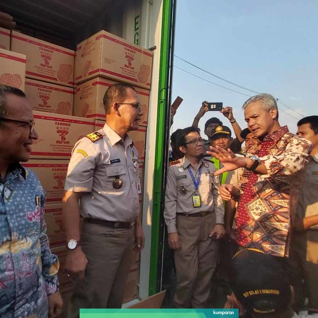 Gubernur Jawa Tengah Ganjar Pranowo saat mengecek barang yang akan diekspor Kementan di Pelabuhan Tanjung Mas Semarang. Foto: Afiati Tsalitsati/kumparan