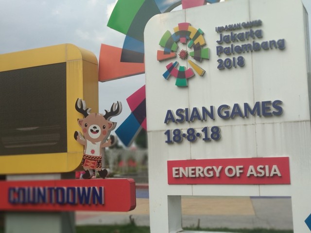 Logo Asian Games 2018 yang masih berdiri di depan pintu masuk kawasan JSC (Urban Id)