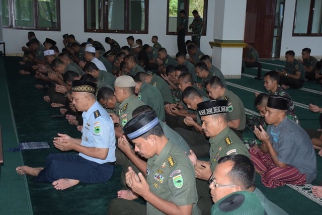 Doa bersama prajurit di Kodam Kasuari. (BumiPapua.com/Irsye Simbar)