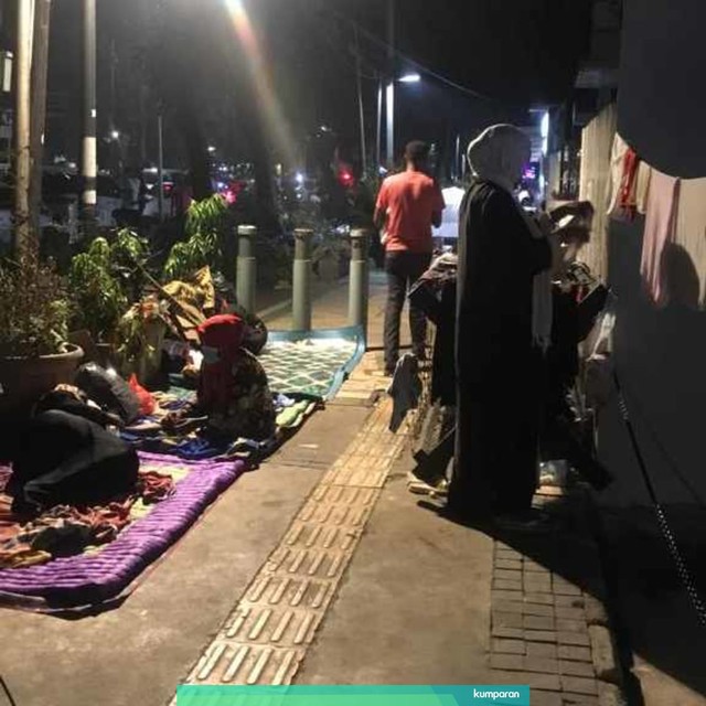 Para imigran pencari suaka mendirikan tenda di jalan Kebon Sirih, Jakarta Pusat. Foto: Feby Dwi Sutianto/kumparan