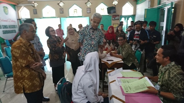 Gubernur Jawa Tengah, Ganjar Pranowo, saat melakukan kunjungan ke SMA Negeri 1 Surakarta beberapa waktu lalu. (Agung Santoso)