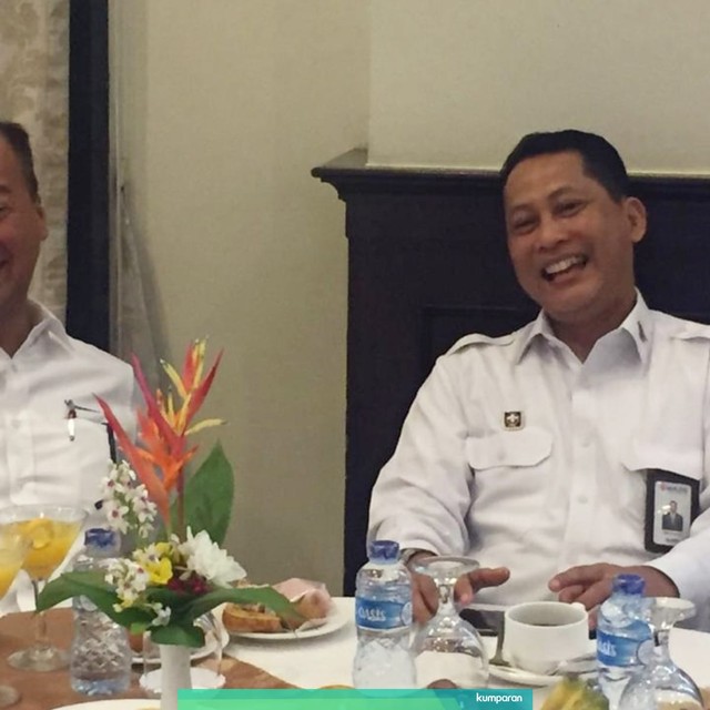 Dirut Perum Bulog Budi Waseso (kanan) bertemu dengan Menteri Sosial Agus Gumiwang Kartasasmita dalam Rapat Koordinasi Bantuan Sosial Pangan di Royal Kuningan, Jakarta. Foto: Nurul Nur Azizah/kumparan