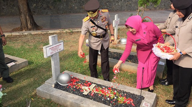 Kapolri Jenderal Pol Tito Karnavian dalam acara tabur bunga HUT ke-73 Bhayangkara di TMP Kalibata, Jakarta Selatan, Kamis (4/7). Foto: Fachrul Irwinsyah/kumparan