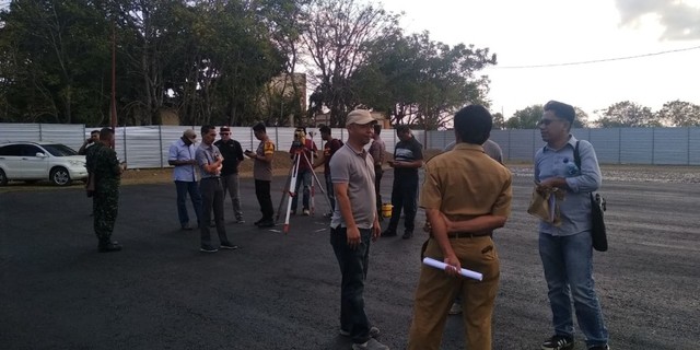 Ketua Panpel Tinju Internasional, Kapolres Manggarai Barat, AKBP.Julisa Kusumowardhono saat meninjau kesiapan lokasi digelarnya Tinju Internasional di Labuan Bajo. Sumber foto: Istimewa. 