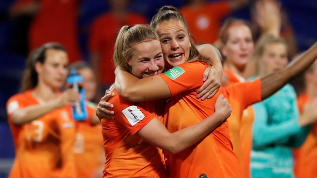 Jackie Groenen (kiri) merayakan kelolosan Belanda bersama Lieke Martens. Foto: Reuters/Benoit Tissier