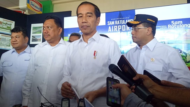 Presiden Joko Widodo memberikan keterangan terkait peninjauan perluasan terminal di Bandara Sam Ratulangi, Manado. Foto: Fahrian Saleh/kumparan