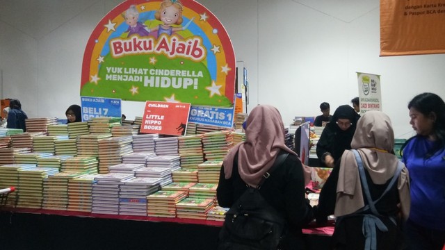 Big Bad Wolf, bazar buku yang diklaim terbesar se-Indonesia di Mason Pine Kota Baru Parahyangan, Kabupaten Bandung Barat, akan berlangsung hingga 8 Juli 2019. (Mega Dwi Anggraeni)