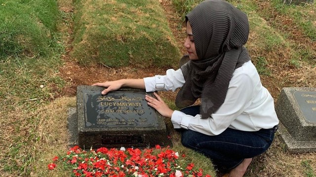Vanessa Angel mengunjungi makam ibunda, Lucy Maywati. Foto: Instagram @vanessaangelofficial
