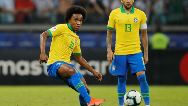 Gelandang serang Brasil, Willian, mesti absen di final Copa America 2019. Foto: REUTERS/Luisa Gonzalez