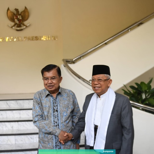 Wakil Presiden Jusuf Kalla (kiri) berjabat tangan dengan Wakil Presiden terpilih KH Ma'ruf Amin (kanan) sebelum melakukan pertemuan di Kantor Wapres, Jakarta, Kamis (4/7). Foto: ANTARA FOTO/Akbar Nugroho Gumay
