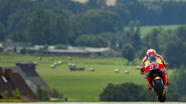Marc Marquez di melakoni sesi latihan bebas kedua di Sachsenring dalam GP Jerman 2018. Foto: Robert MICHAEL/AFP