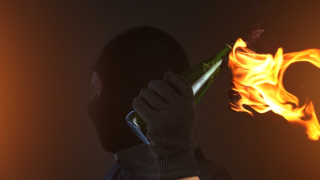 Ilustrasi bom molotov. Foto: Getty Images