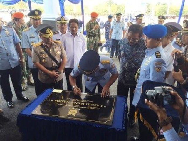 KSAU Marsekal TNI Yuyu Sutisna membubuhkan tanda tangan di prasasti peresmian Lanud Hang Nadim Batam. (Foto: Yude/batamnews)