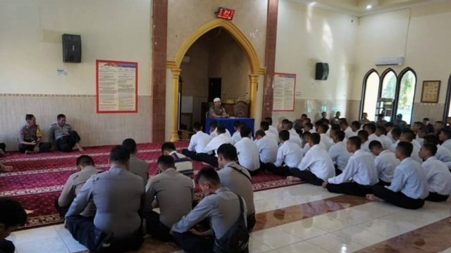 75 Casis Bintara Polri mengikuti pembekalan di Masjid Al Hisbah Polres Polman. Foto: Dok. Humas Polres Polman