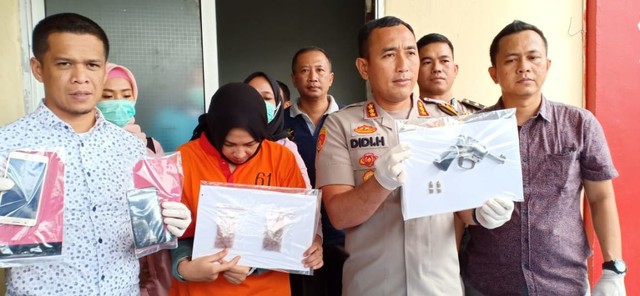 Seorang bandar narkoba yakni Kiki Merdekawati yang turut dimamankan petuas saat penangkapan (Dok. Urban Id)
