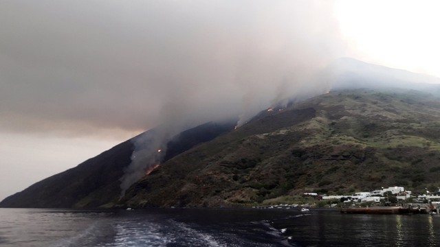 Kepulan asap gunung berapi Stromboli di Italia yang meletus. Foto: AFP/Giovanni ISOLINO