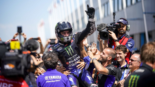 Maverick Vinales merayakan kemenangan di GP Belanda 2019 bersama tim. Foto: Dok. Yamaha MotoGP