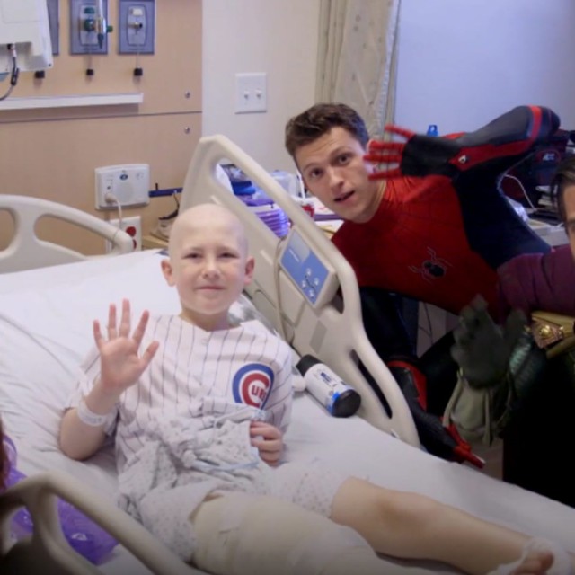 Para bintang film 'Spider-Man: Far From Home' saat mengunjungi salah satu rumah sakit anak di Los Angeles. (Foto: tangkapan layar Youtube/Children's Hospital Los Angeles)