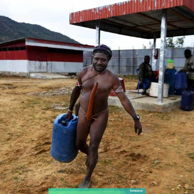 Warga membeli BBM di SPBU Kompak, Kampung Obano, Distrik Paniai Barat, Papua, Kamis (29/11/2018). Foto: ANTARA FOTO/Akbar Nugroho Gumay
