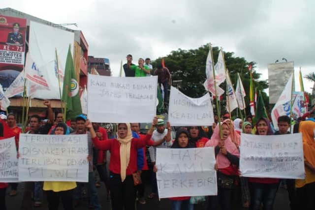 Federasi Serikat Buruh Sejatrah Indonesia Maluku Tengah melakukan aksi di depan kantor Gubernur Maluku, (4/6). (Foto: Istimewa)