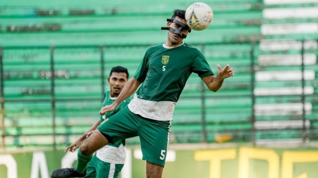 Otavio Dutra berlatih dengan mengenakan topeng. Foto: Situs Resmi Persebaya.