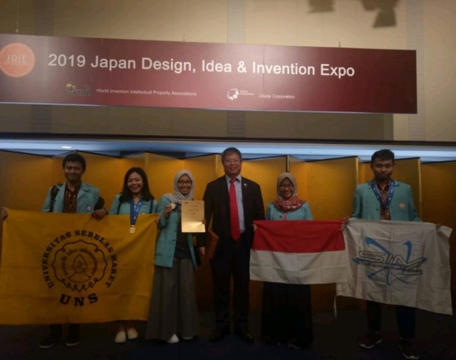 Kelima mahasiswa dari Universitas Sebelas Maret (UNS) Solo saat menjuarai kompetisi “Japan Design, Idea & Invention Expo” di Tokyo, Jepang. (Agung Santoso)