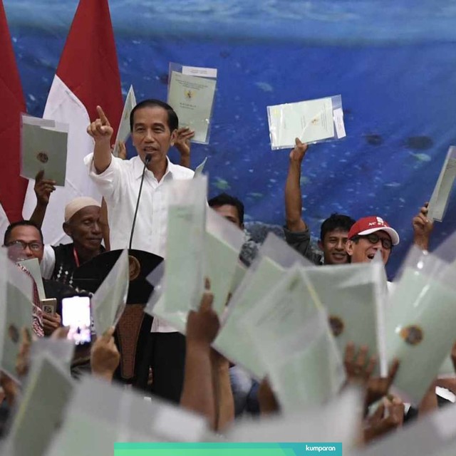 Presiden Joko Widodo menyampaikan sambutan saat penyerahan sertifikat tanah untuk rakyat di Manado, Sulawesi Utara, Kamis (4/7). Foto: ANTARA FOTO/Puspa Perwitasari