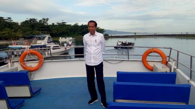 Presiden Joko Widodo saat mengunjungi Pulau Bunaken, Manado. Foto: Fahrian Saleh/kumparan