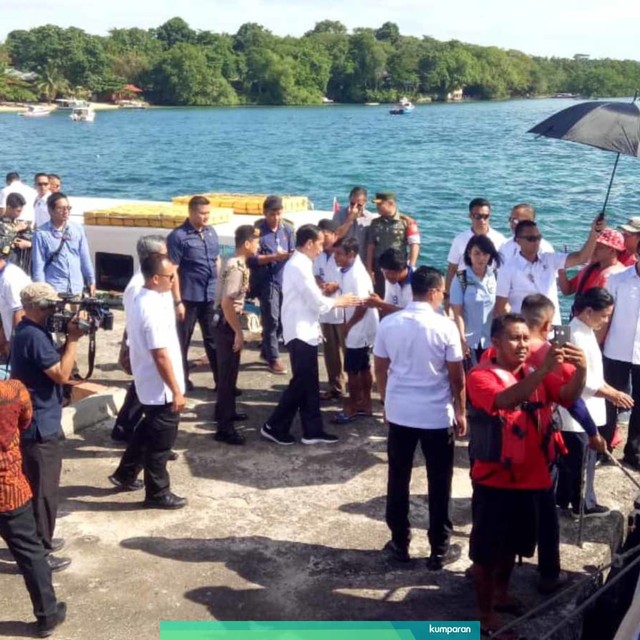Presiden Joko Widodo menyapa warga di Pulau Bunaken, Manado. Foto: Fahrian Saleh/kumparan