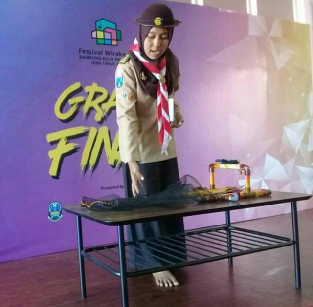 Siti Nor Halisa saat presentasi karya monster sampah. Foto : Istimewa