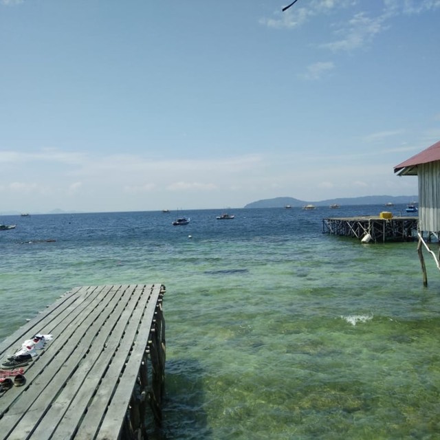 Salah satu daya tarik Pulau Lemukutan adalah airnya yang jernih. Foto: Maria