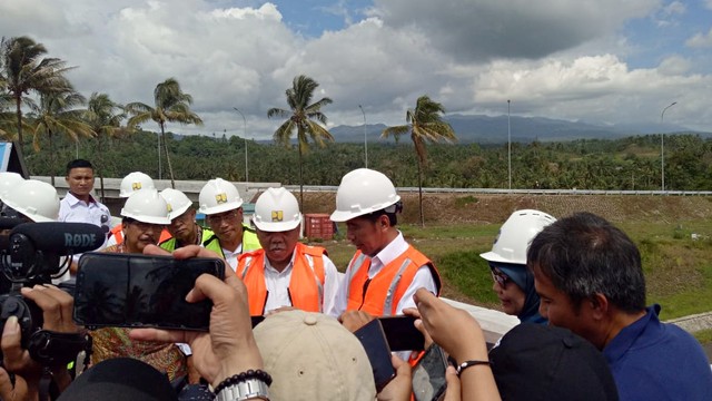 Presiden Joko Widodo tinjau pembangunan tol Manado-Bitung, Jum'at (5/7). Foto: Fahrian Saleh/kumparan