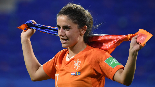 Danielle van de Donk merayakan kelolosan Belanda ke final. Foto: AFP/Franck Fife